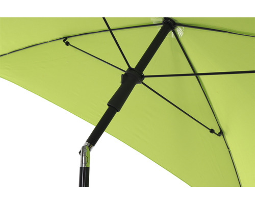 Vue détaillée d''un parasol avec armature noire et revêtement