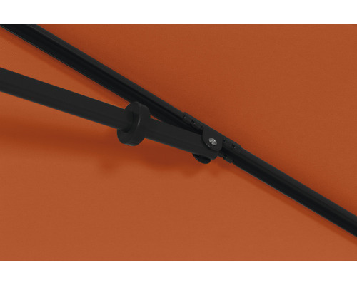 Vue détaillée d''un parasol avec armature noire et toit d''écran