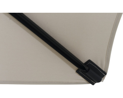 Gros plan d''un parasol avec armature noire