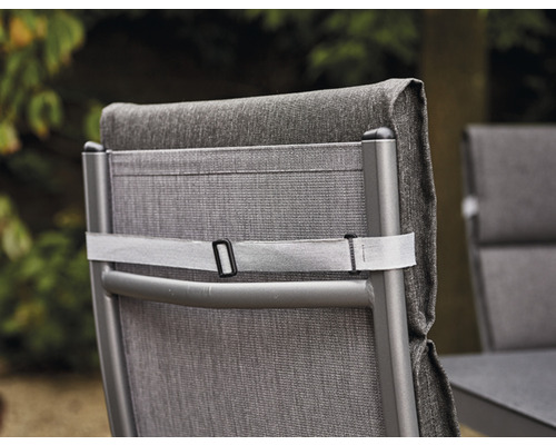 Detailansicht eines Gartenstuhls mit grauem Polster und Befestigungsband