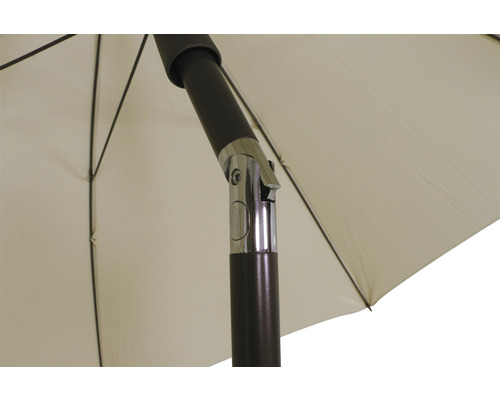 Vue détaillée d''un parasol avec une barre métallique et un revêtement en tissu