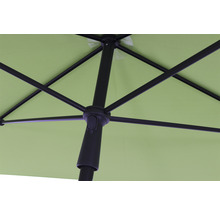 Vue de dessous d''un parasol ouvert avec armature métallique