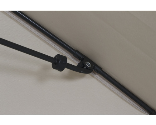 Vue détaillée d''un parasol avec baleines et mécanismes pour tendre le toit de protection.