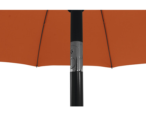 Vue détaillée d''un parasol avec mât noir et mécanisme de réglage