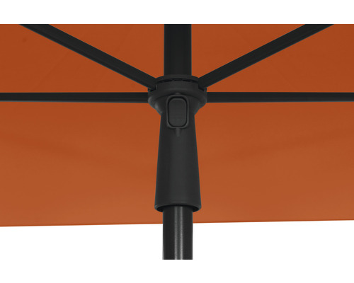 Gros plan d''un parasol de jardin avec armature