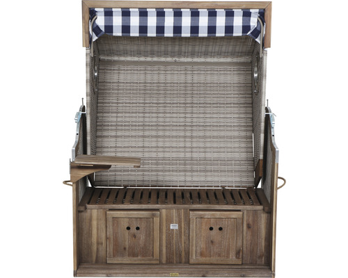 Strandkorb aus Holz mit blau-weiss kariertem Stoff