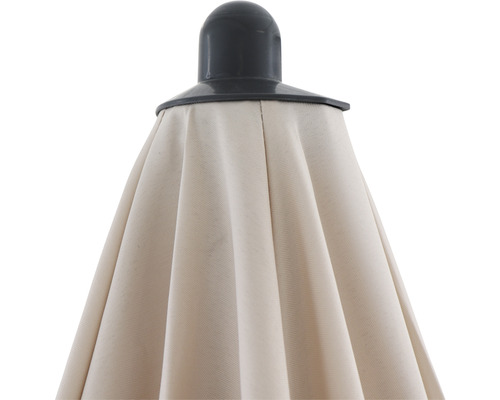 Vue détaillée d''un parasol de jardin avec un tissu clair et un sommet foncé.