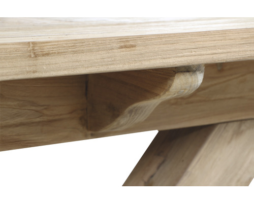 Detailansicht eines Gartentisches aus Holz mit geschwungenem Tragelement