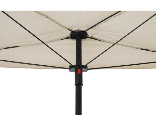 Gros plan d''un parasol de jardin avec armature