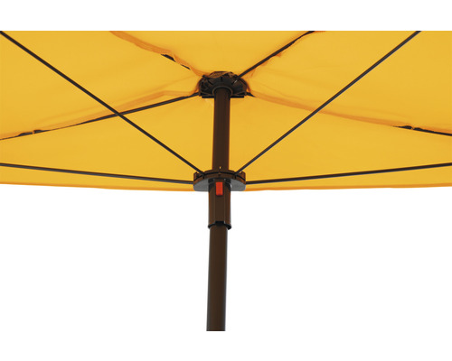 Vue détaillée d''un parasol avec armature et revêtement