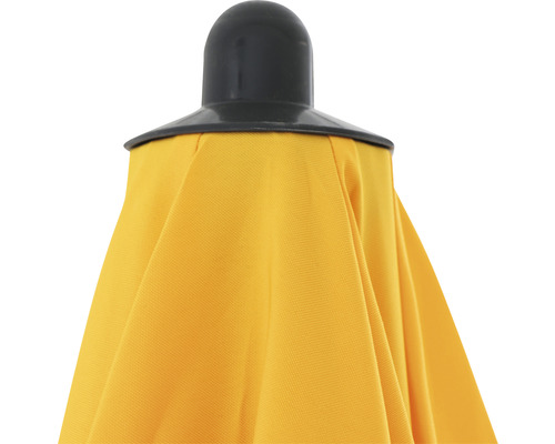 Vue détaillée d''un parasol avec pointe noire et tissu jaune