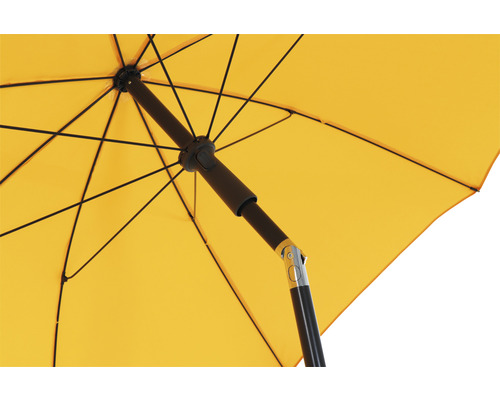 Detailansicht eines Sonnenschirms mit Gestell und Schirmdach