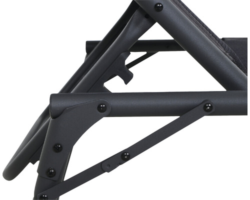 Vue détaillée du cadre métallique d''une chaise de jardin