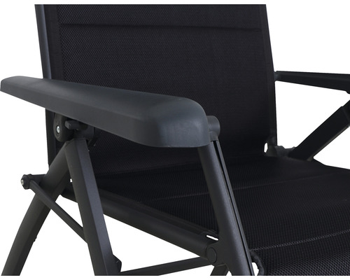 Gros plan d''une chaise de camping noire avec accoudoir.