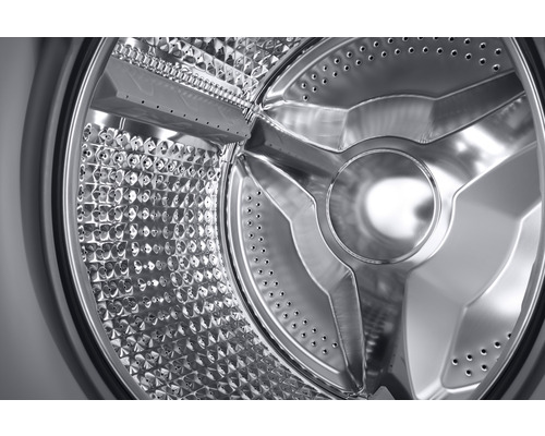 Innenansicht einer Waschmaschinentrommel aus Metall mit Löchern