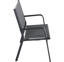 Chaise de jardin avec accoudoirs, vue latérale.