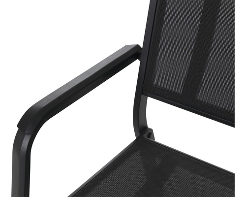 Gros plan d''une chaise de jardin avec accoudoir et tissu en maille.