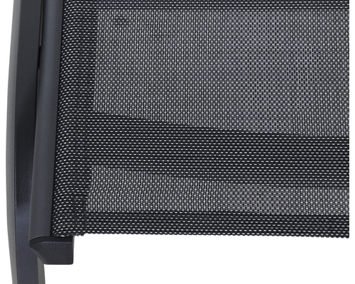 Detailansicht eines Gartenmöbels mit Textilbespannung