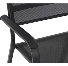 Vue détaillée d''une chaise de jardin noire avec accoudoir et structure en maille