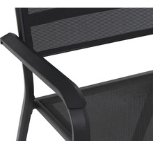 Vue détaillée d''une chaise de jardin avec accoudoir et revêtement en maille