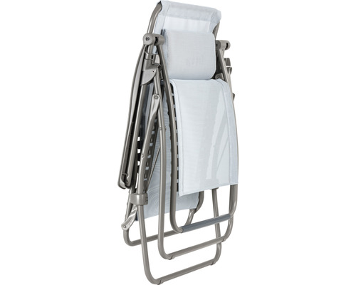 Zusammengeklappter Relaxsessel für den Garten mit Stahlgestell