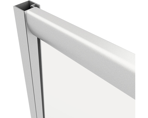 Detailansicht einer Duschkabine mit silberfarbenem Rahmen