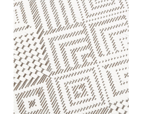 Gros plan d''un tapis tissé avec un motif géométrique