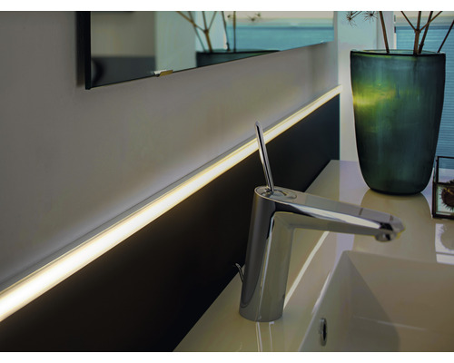 Lavabo de salle de bains moderne avec robinet et éclairage indirect