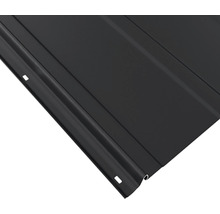 Gros plan d''une plaque de tôle trapézoïdale en acier noir avec trous de fixation.