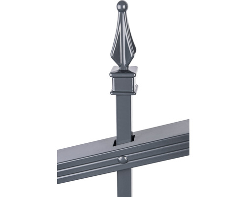 Vue détaillée d''une clôture métallique avec pointe décorative