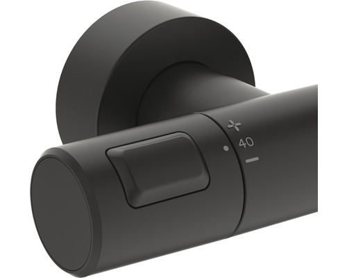 Gros plan d''une vanne thermostatique noire avec limiteur de température