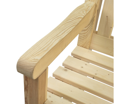 Vue détaillée d''un banc en bois avec accoudoir en bois clair