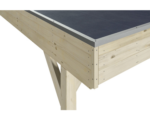 Detailansicht einer Gartenlaube aus Holz mit Bitumendach und Metallabdeckung.