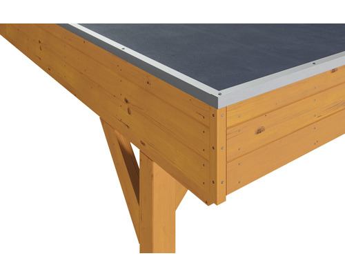 Detailansicht eines Holzhauses mit Bitumendach und Metallabdeckung