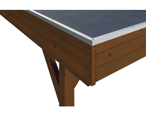 Detailansicht eines Holzhauses mit Bitumendach und Dachrandprofil