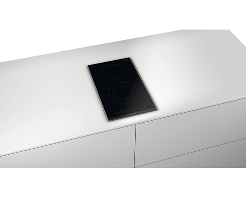 Plaque à induction Bosch noire avec deux zones de cuisson sur un comptoir de cuisine