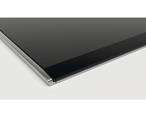 Vue détaillée d''une plaque de cuisson vitrocéramique avec cadre en acier inoxydable