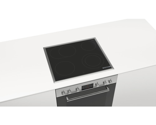 Plaque de cuisson Bosch avec quatre zones de cuisson dans une cuisine moderne.