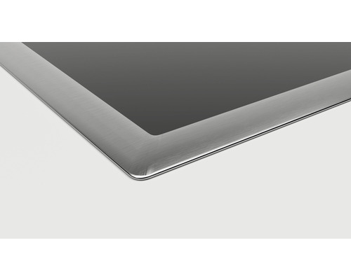 Vue détaillée d''une plaque de cuisson avec cadre en acier inoxydable