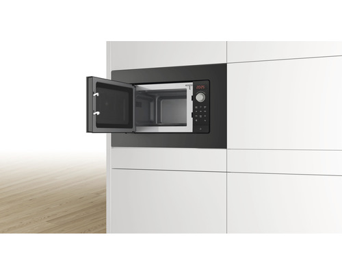 Micro-ondes encastrable avec porte ouverte dans une cuisine moderne.