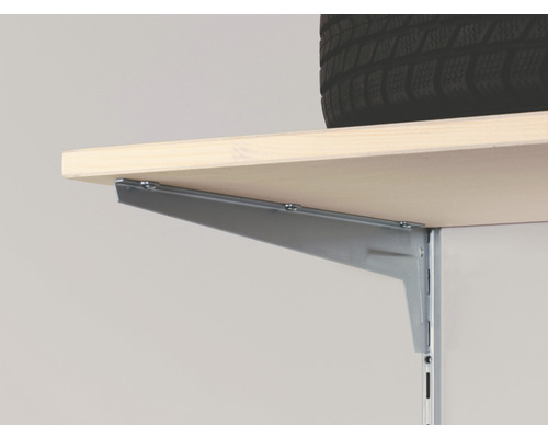 Regalbrett mit Metallwinkel an einer Regalschiene befestigt