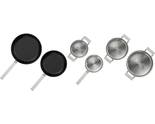 Top-Ansicht von zwei Bratpfannen und drei Töpfen mit Deckel.