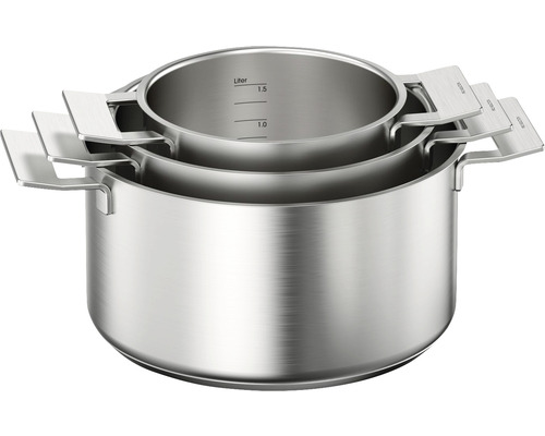 Drei Kochtöpfe aus Edelstahl ineinander gestapelt