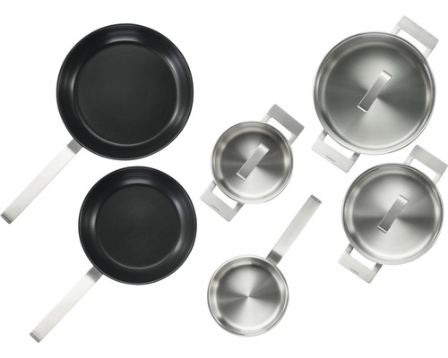 Top-Ansicht eines Kochtopfsets mit Töpfen, Deckeln und Bratpfannen