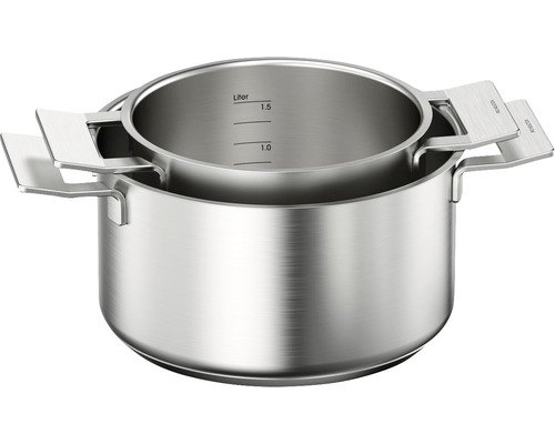 Deux casseroles en acier inoxydable de tailles différentes, la plus petite étant placée dans la plus grande.