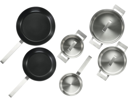 Vue de dessus d''un ensemble de casseroles comprenant deux poêles à frire et trois casseroles avec couvercles