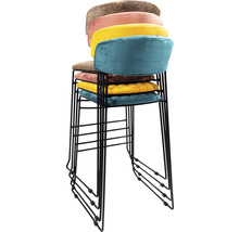 Pile de tabourets de bar avec structure en métal et assises rembourrées