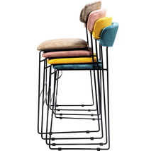 Pile de tabourets de bar avec structure en métal et assises rembourrées