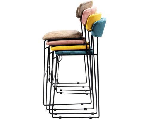 Pile de tabourets de bar avec structure en métal et assises rembourrées