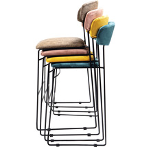 Pile de tabourets de bar avec structure métallique et assises rembourrées